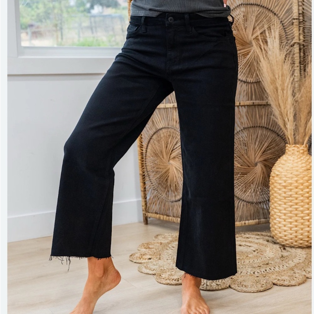 Old Navy Black Wide leg cropped Jeans stretch distressed hem Comfortable basic